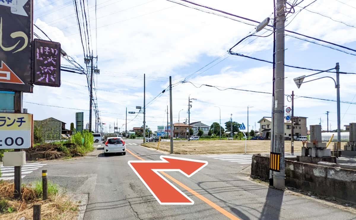 500mほどの先の点滅信号を直進します。