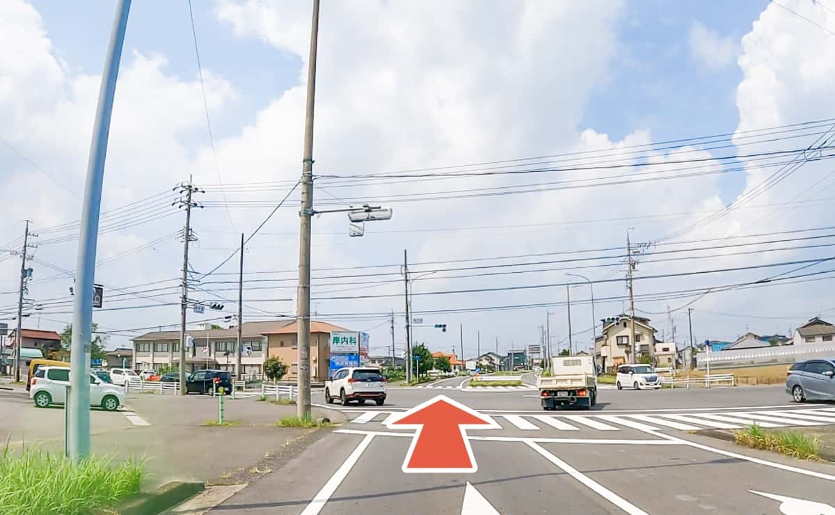 国道155号線を西方向に進み、柚木颪の交差点を直進します。