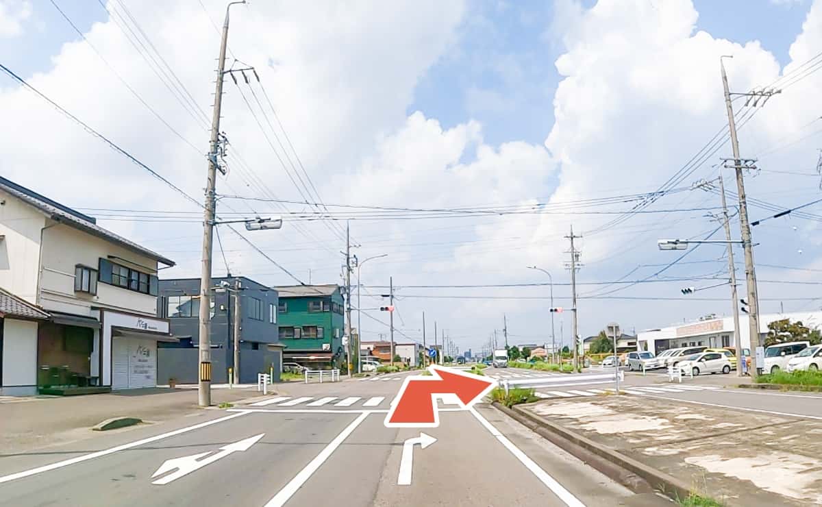 250mほど進み、パン工房MuraKamiさんのある交差点を右折します。