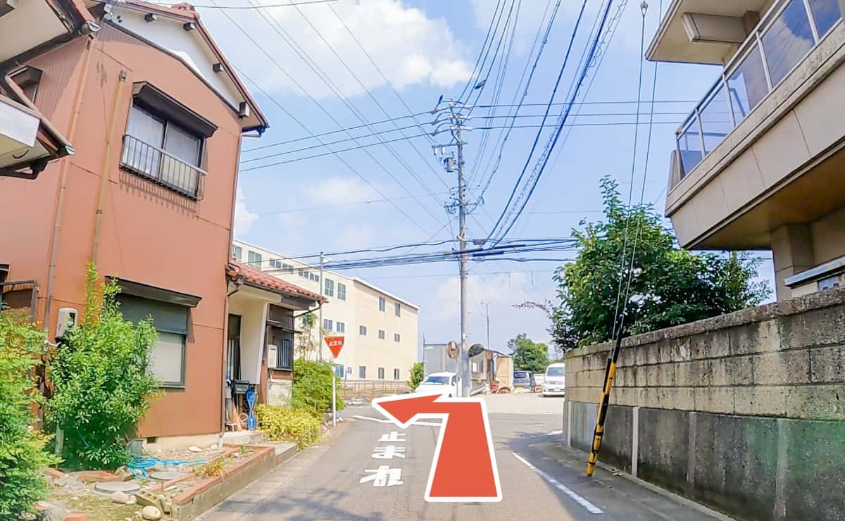 100mほど進み、つきあたりを左折します。