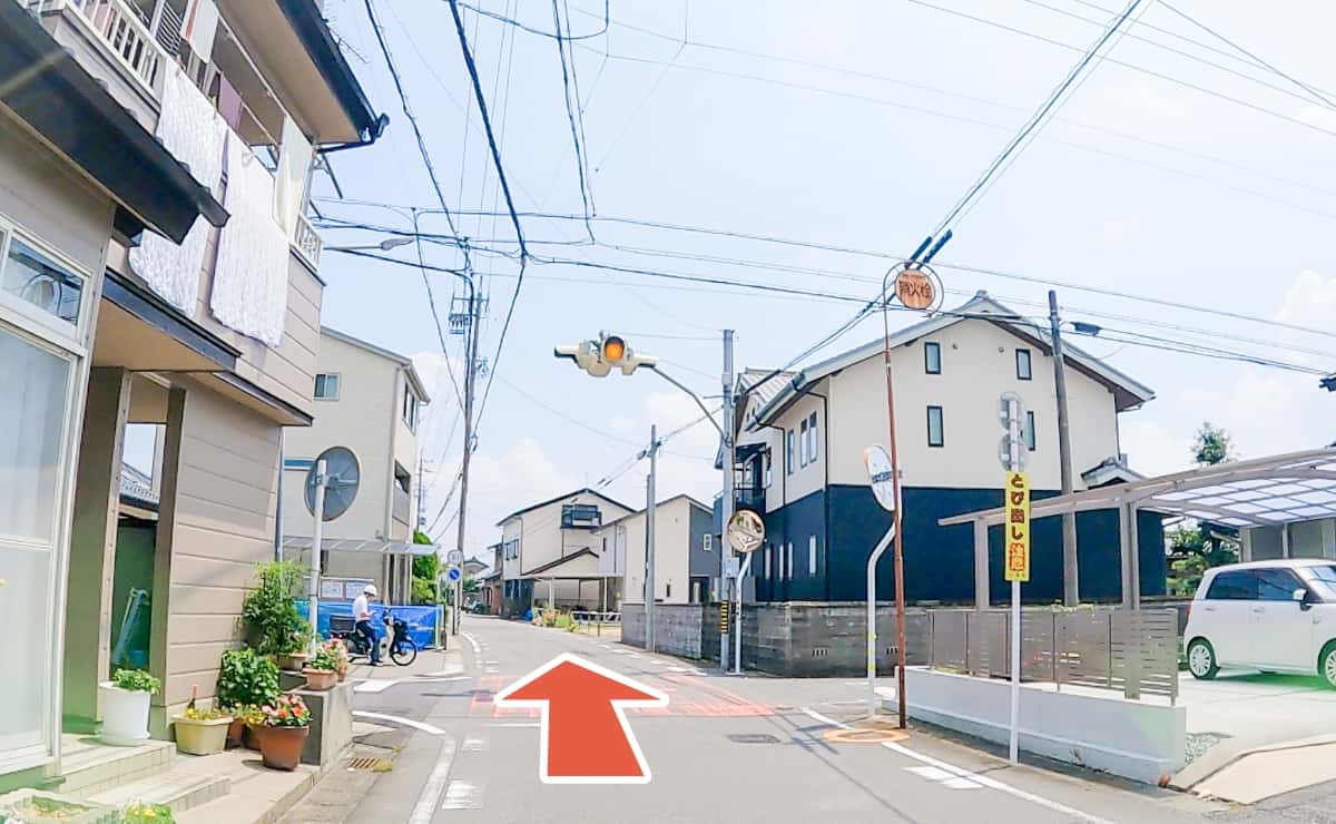 500mほどの先の点滅信号を直進します。