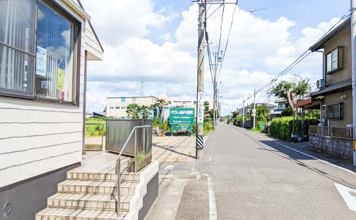 150mほど進むと当院です。