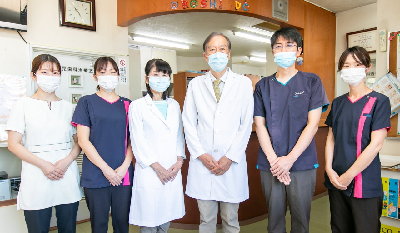 クリーニング中の衛生士